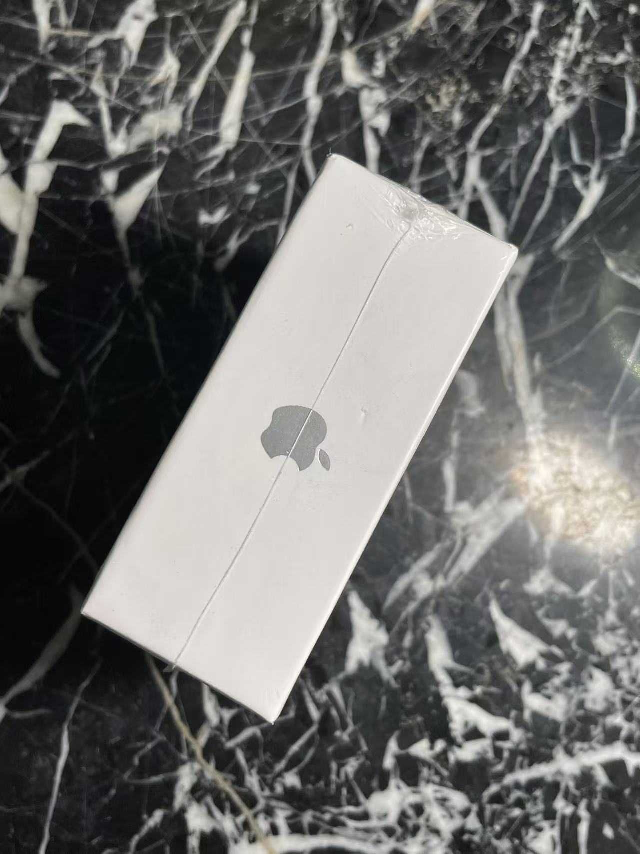 Zupełnie nowe, nieotwarte słuchawki A pple air pods4  A-N-C