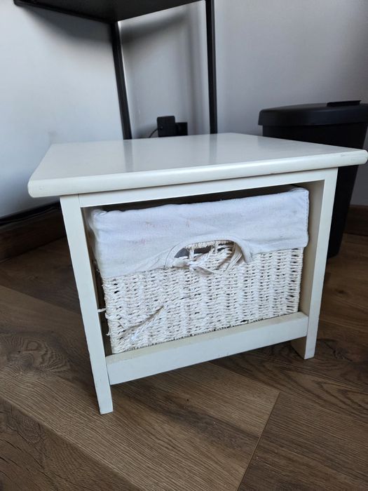 Biały stoliczek nocny z koszem