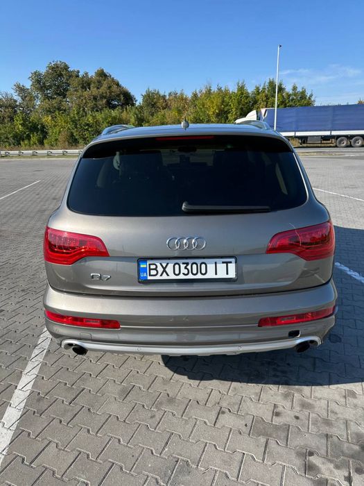 Ауді Q7 2012 р. Машина на повному ходу.