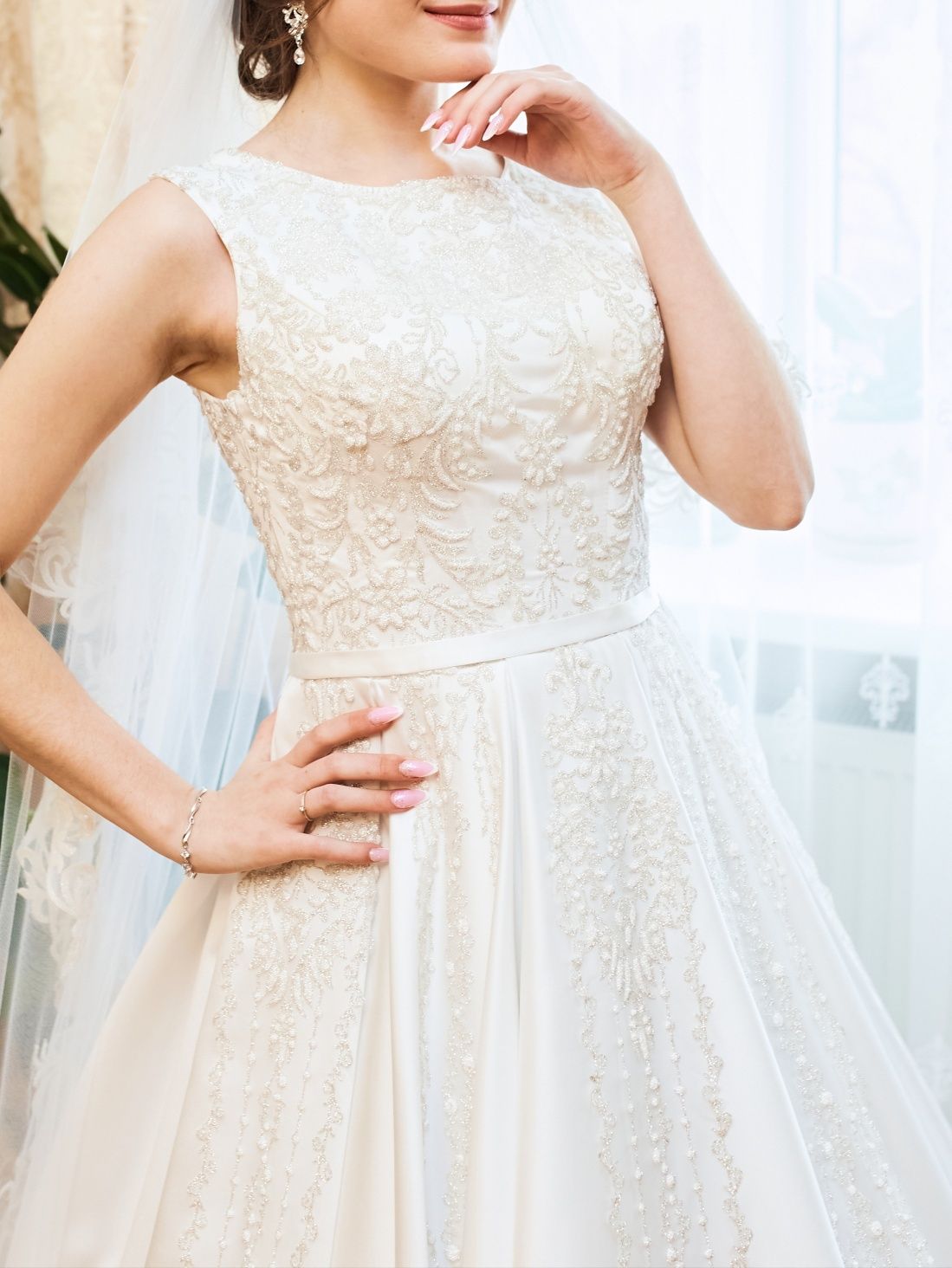 Дуже гарне весілльне плаття атласне біле, світловідбиваюче, свадебное