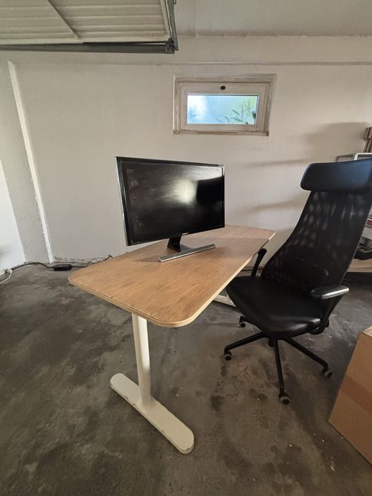 Markus Cadeira de secretária + secretária + samsung UHD