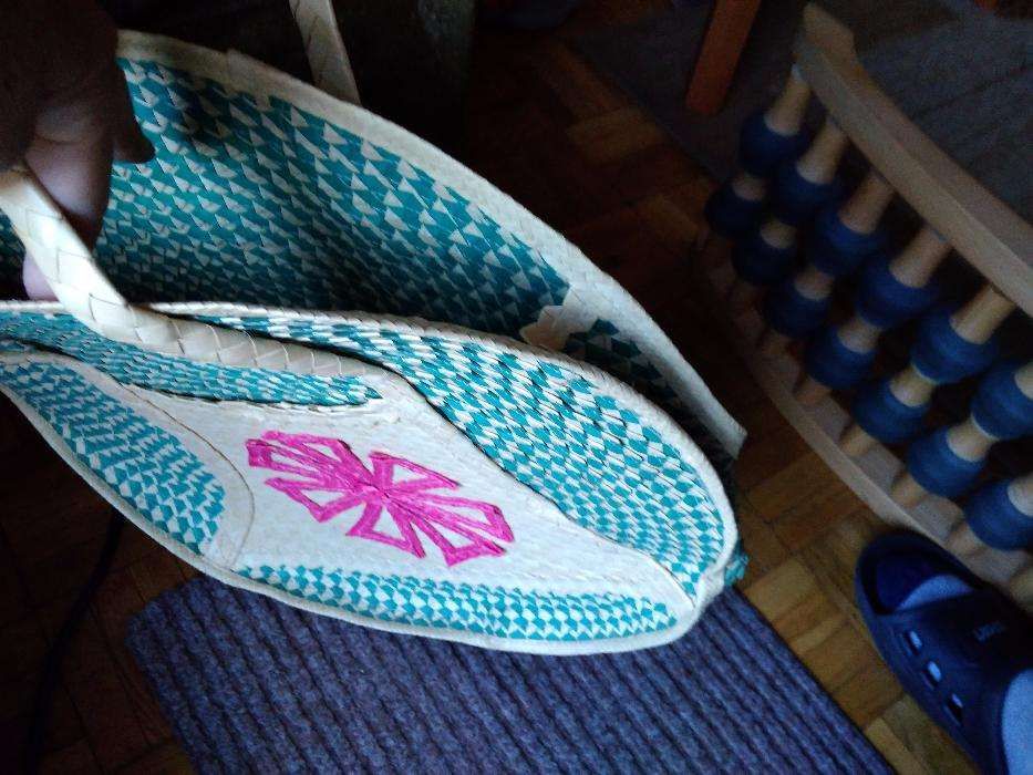 etno boho okrągła torba plażowa z plecionki słomkowo-turkusowa PRL