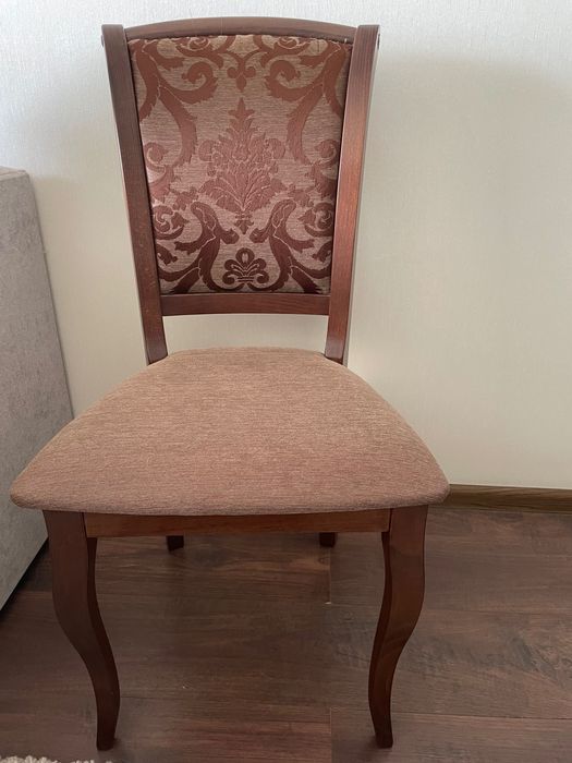 Стілець деревʼяний з мʼякою спинкою