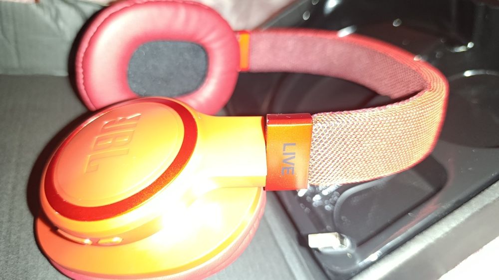 Fones JBL live 660NC