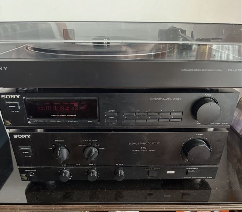 Aparelhagem Sony com radio e giradisco a funcionar.