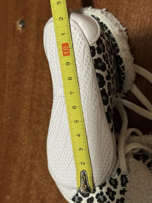 Пінетки, кеди.