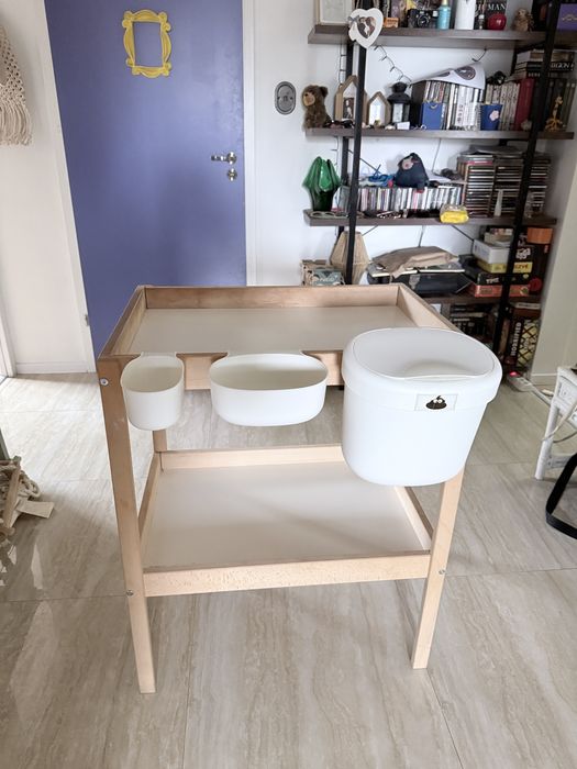 Drewniany przewijak IKEA SNIGLAR z pojemnikami