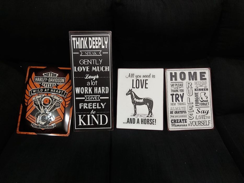 Várias placas metálicas decorativas