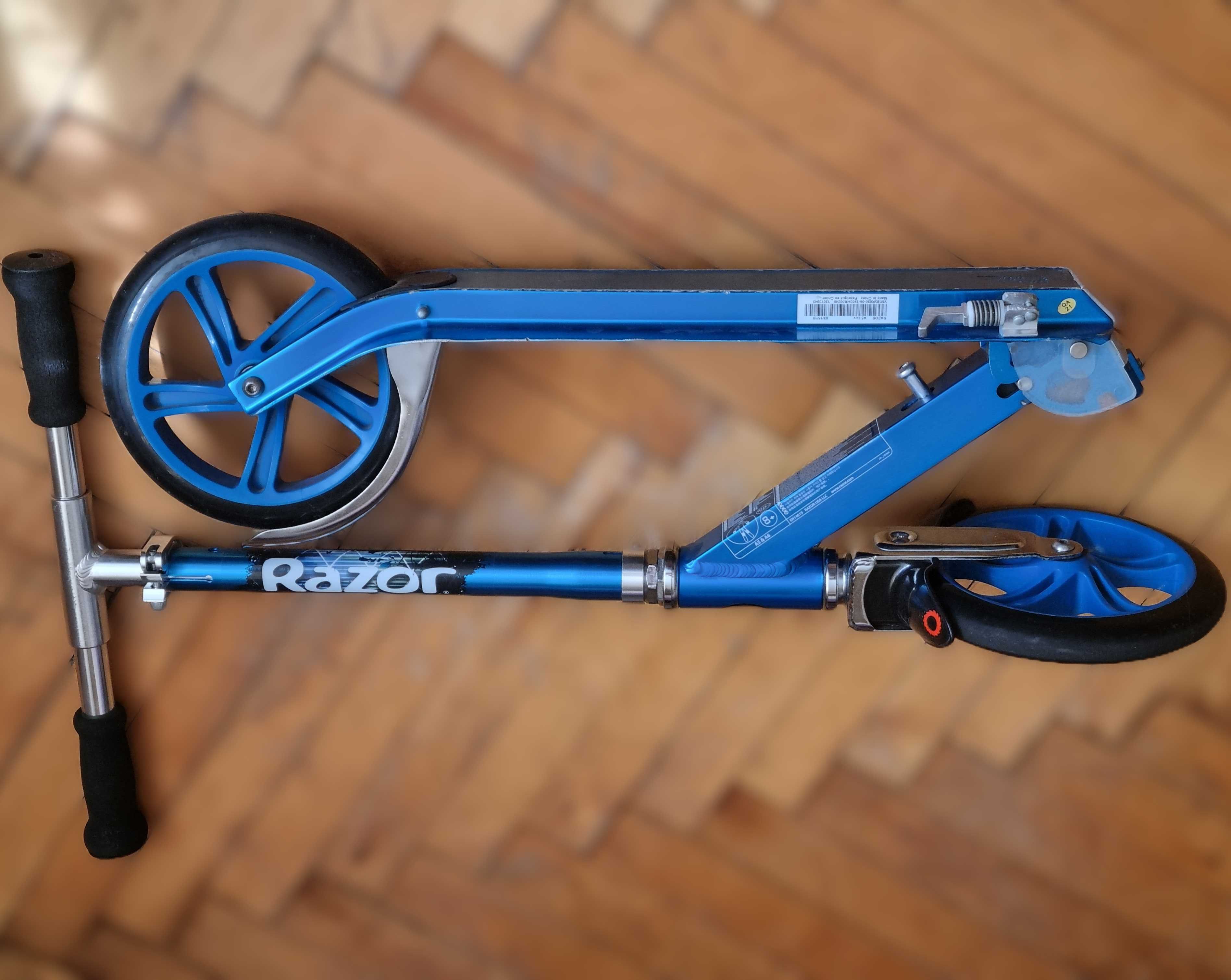 Продам самокат Razor A5 LUX