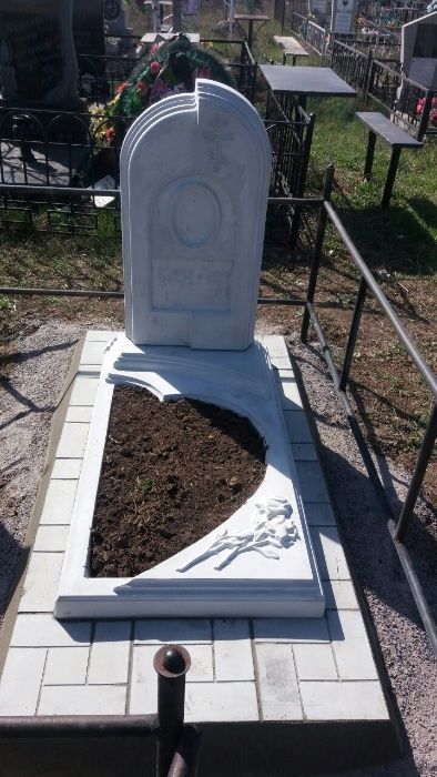 Пам'ятники з бетону - комплект (стела+квітник) 4000грн.