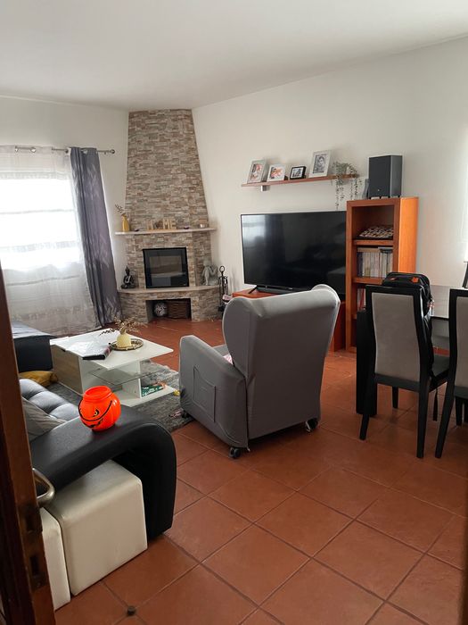 Vende moradia geminada