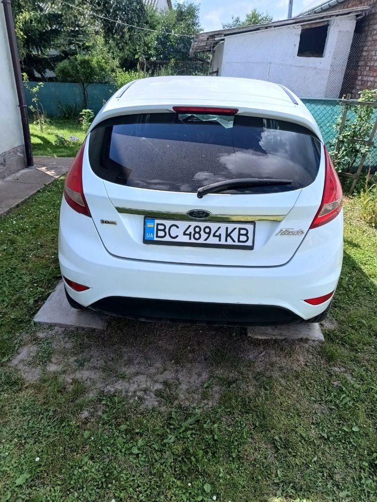 Ford fiesta 2009 р біла , на ходу , вам не треба іі ремонтувати