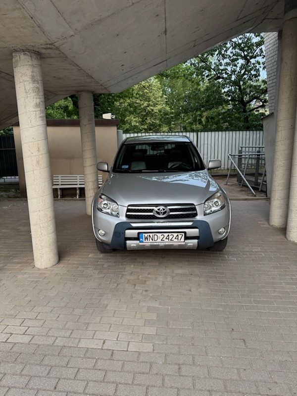 TOYOTA RAV 4 srebrna wersja executive