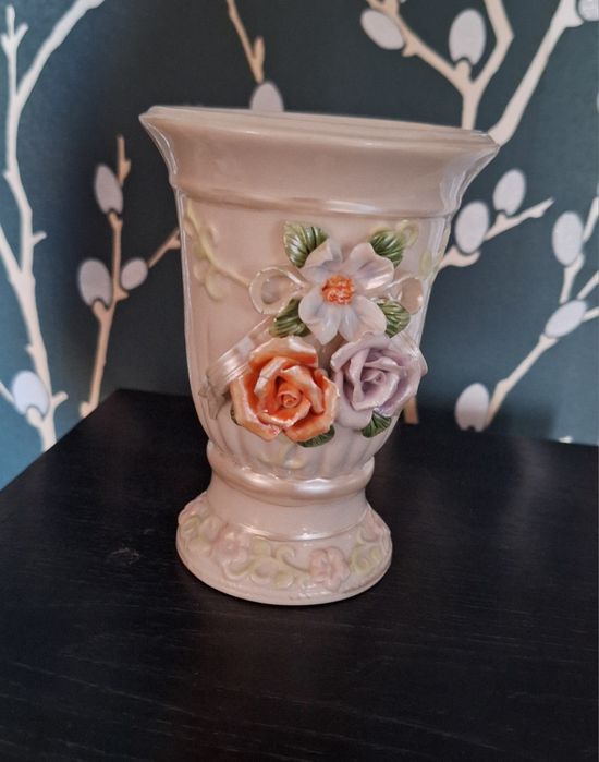 Perłowy wazon z różami, kwiatami