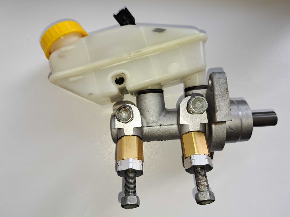 Циліндр головний гальмівний з бачком Авео T-250, T-200 без ABS