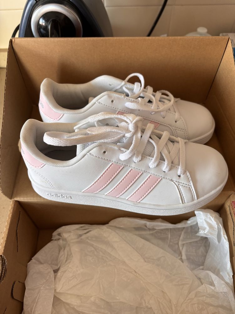 Adidas kids em branco e rosa