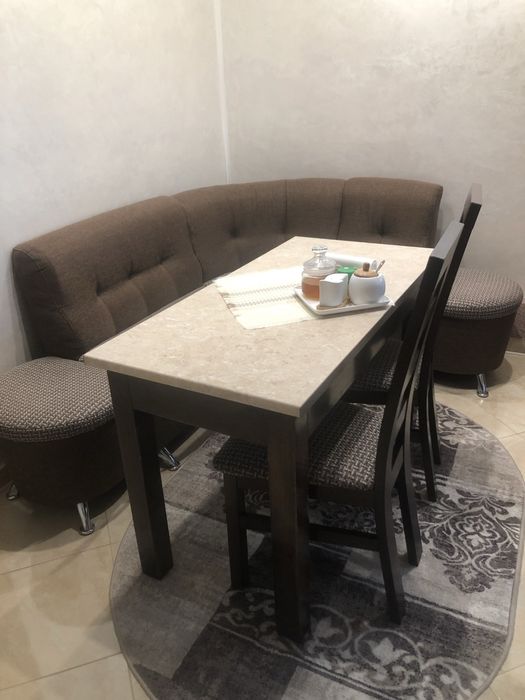 Стіл і чотири крісла ,верх стола термоплита,ламінована,розкладається.