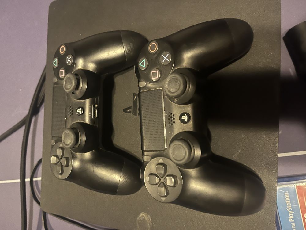 Play station 4, 13 gier na plytach plus na wbudowanej pamieci
