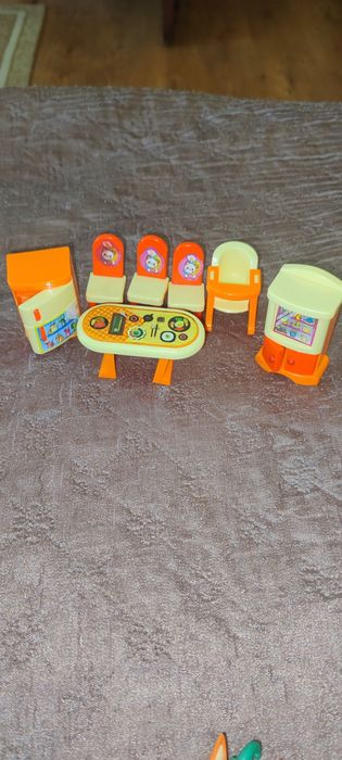 Іграшки: набір кухонний, будиночок, гребінець, бутилочка.