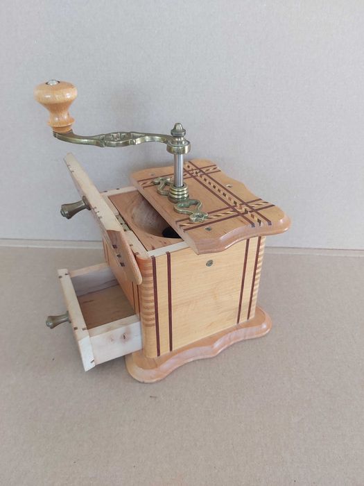 Stary młynek do kawy bardzo dobry stan zachowania.