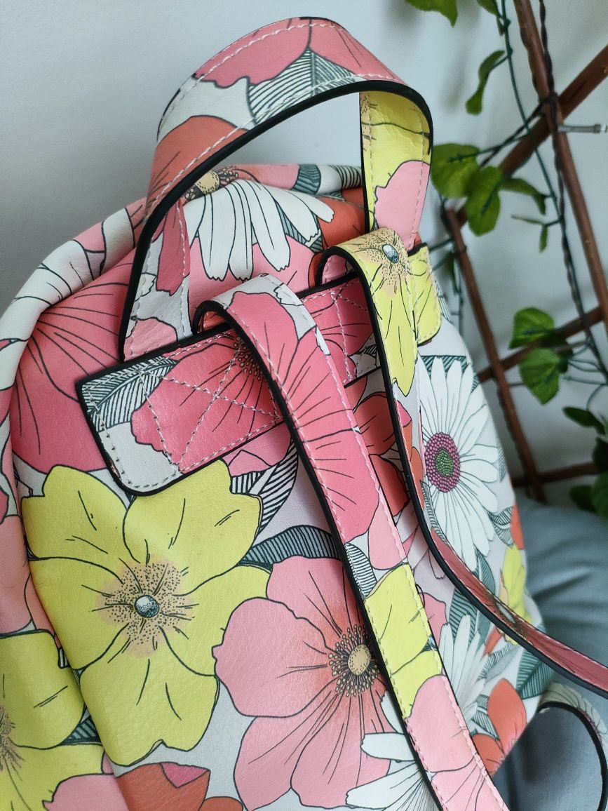 Kolorowy plecak w kwiaty