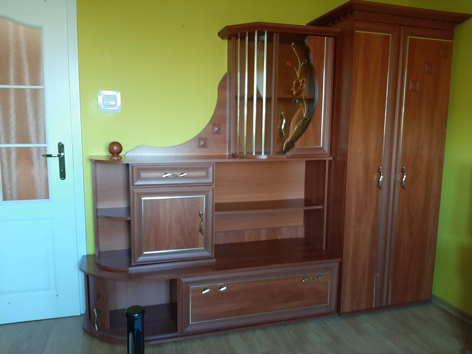 Zestaw pieknych mebli  w kolorze mahoniowym