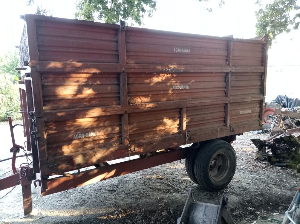 Reboque agrícola tribasculante Agril 5000