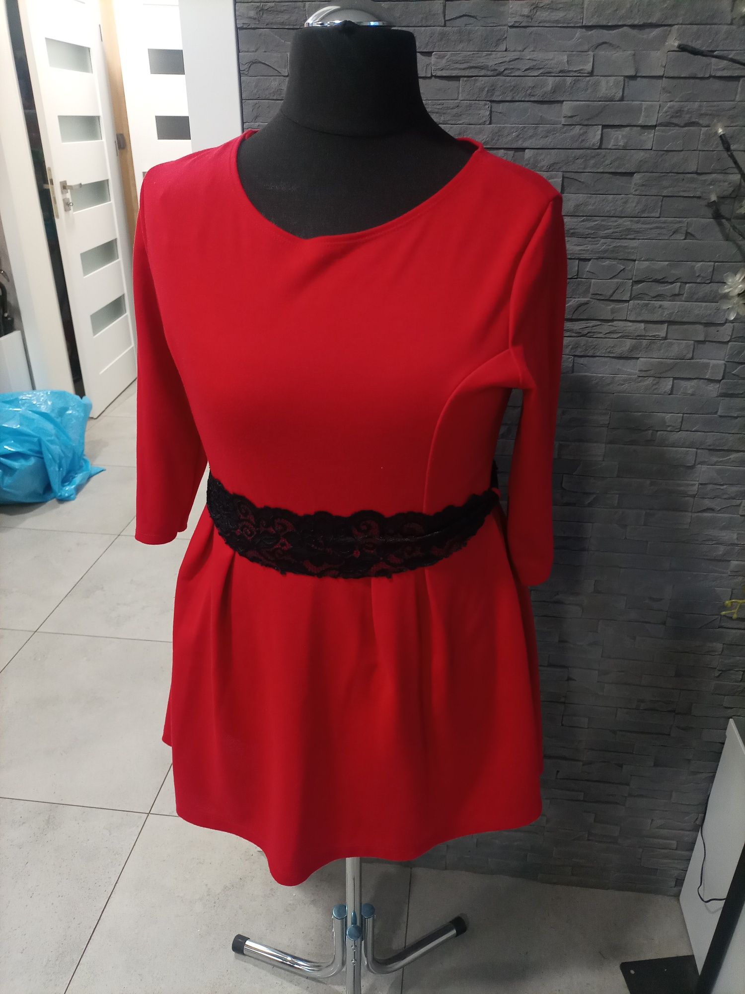 Czerwona sukienka z koronkowym paskiem