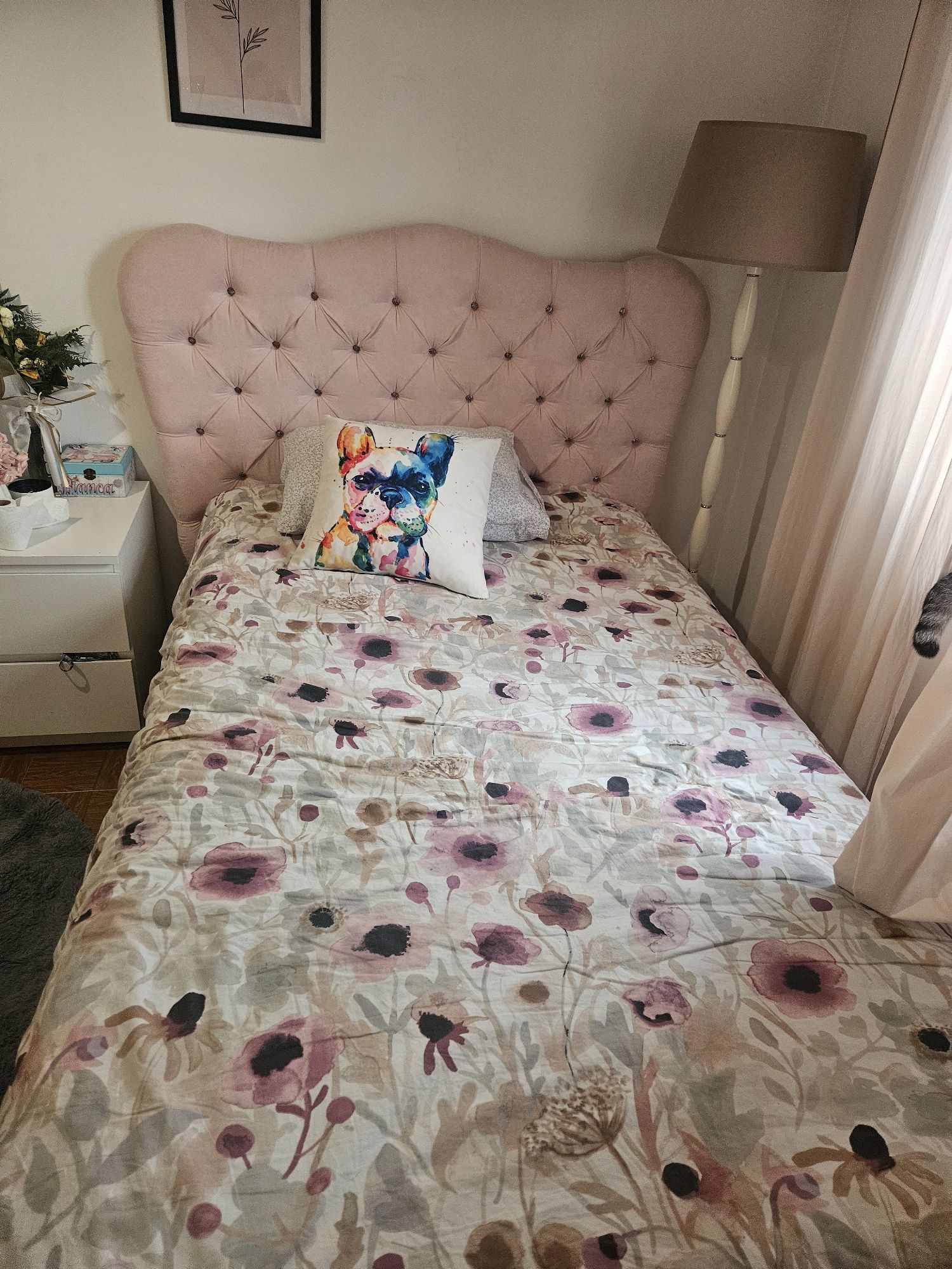 Cama de menina corpo e meio
