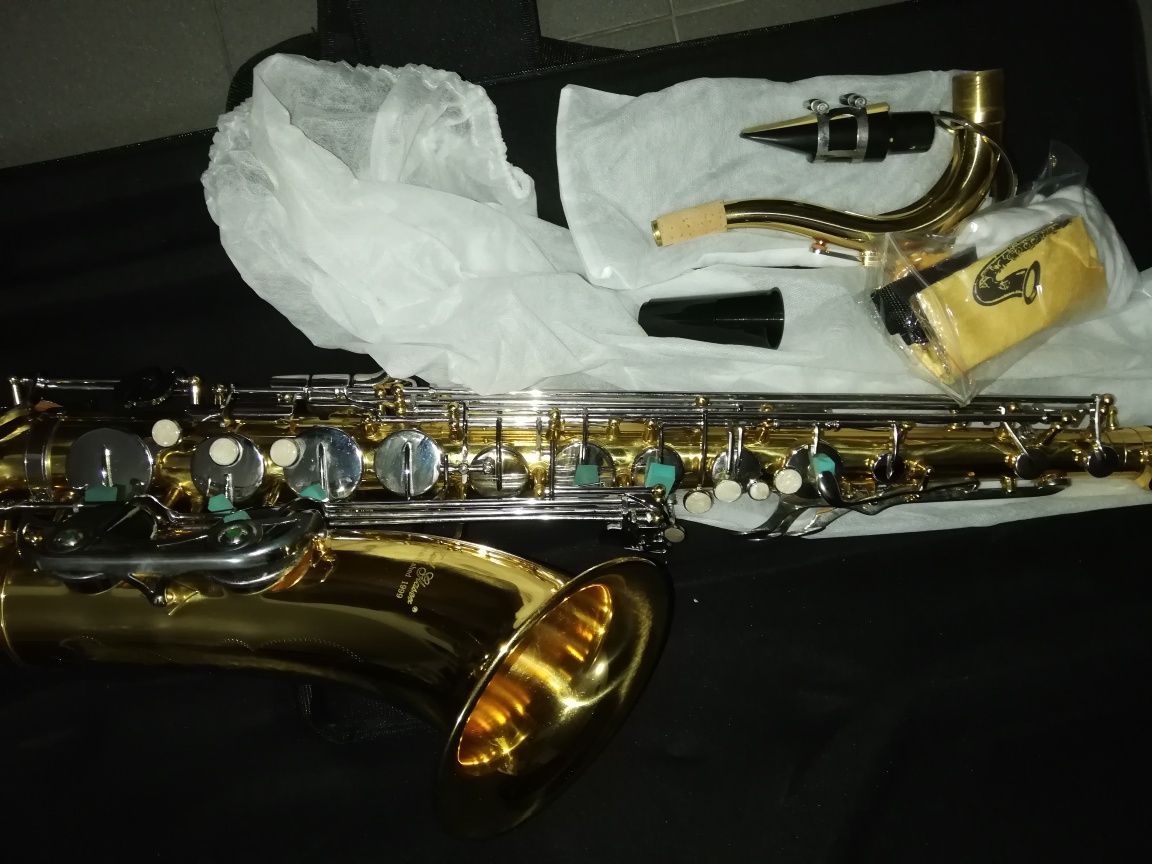 Saxofone tenor novo