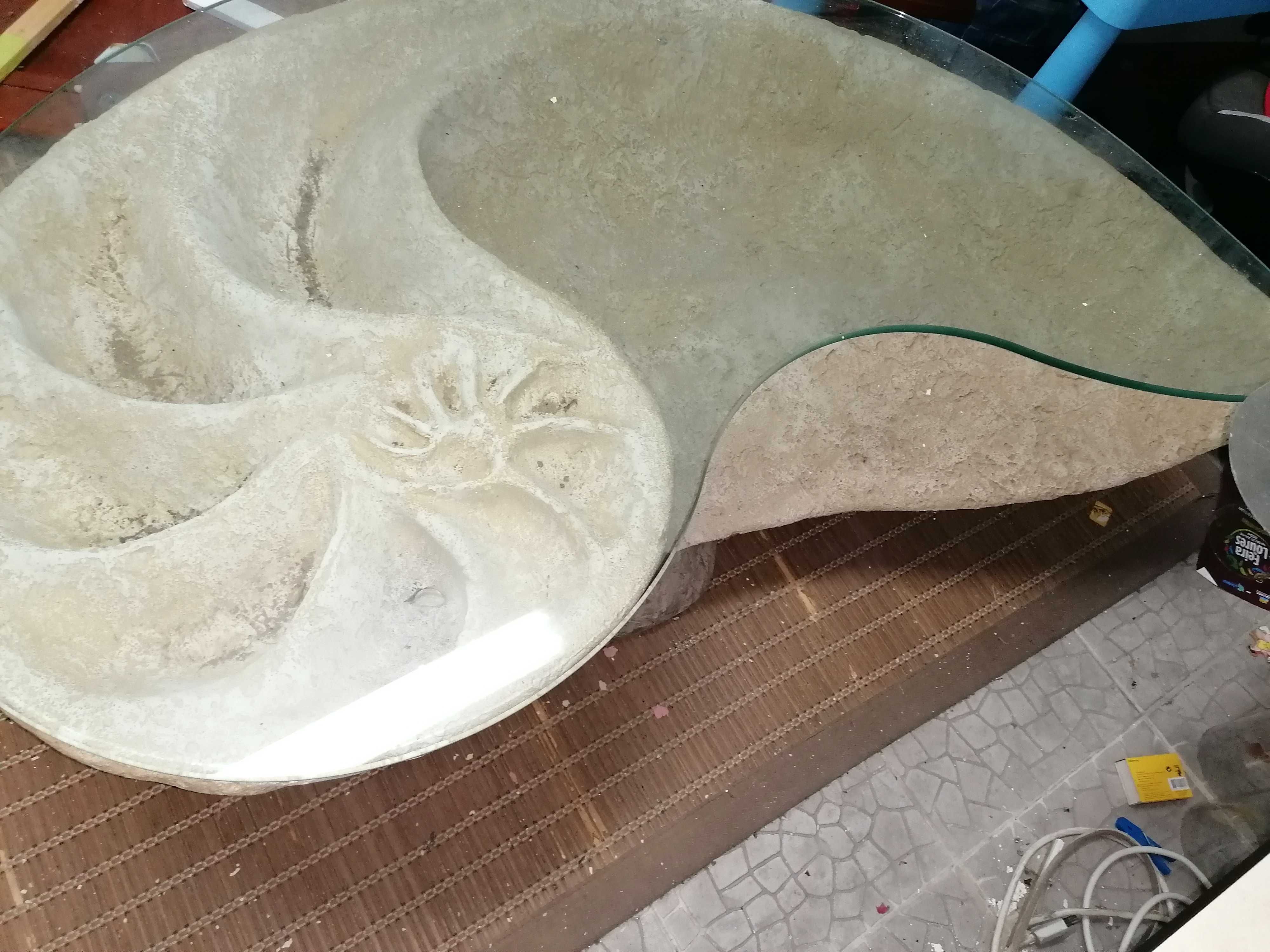 mesa de apoio em pedra e forma de concha