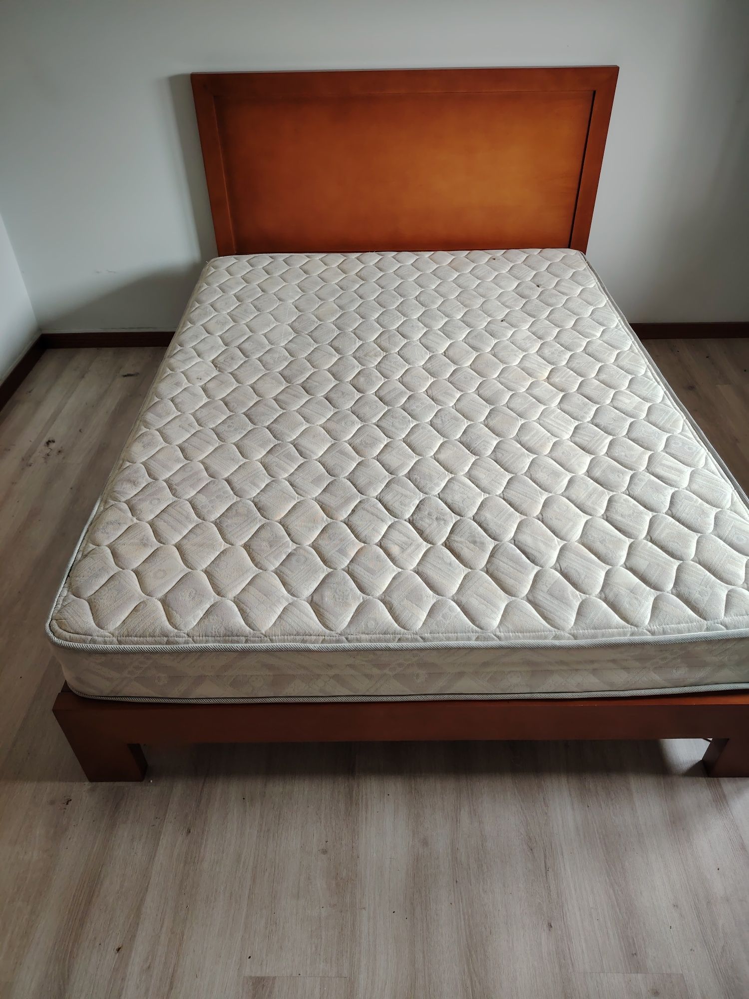 Cama de casal com estrado e colchão