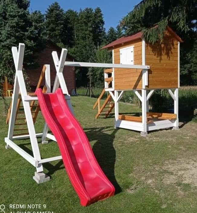 Plac zabaw huśtawka piaskownica