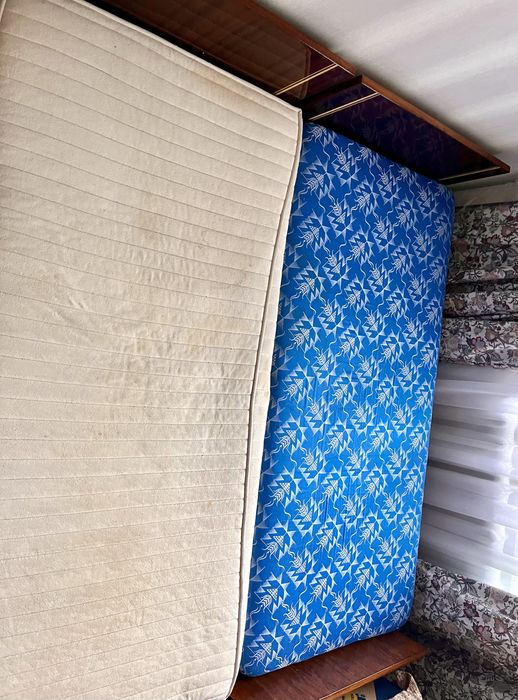 Продам два ліжка з матрацами