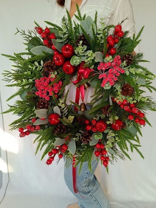 Zimowy wianek na drzwi, głóg, oszroniona jarzębina, dzwonki, jabłka