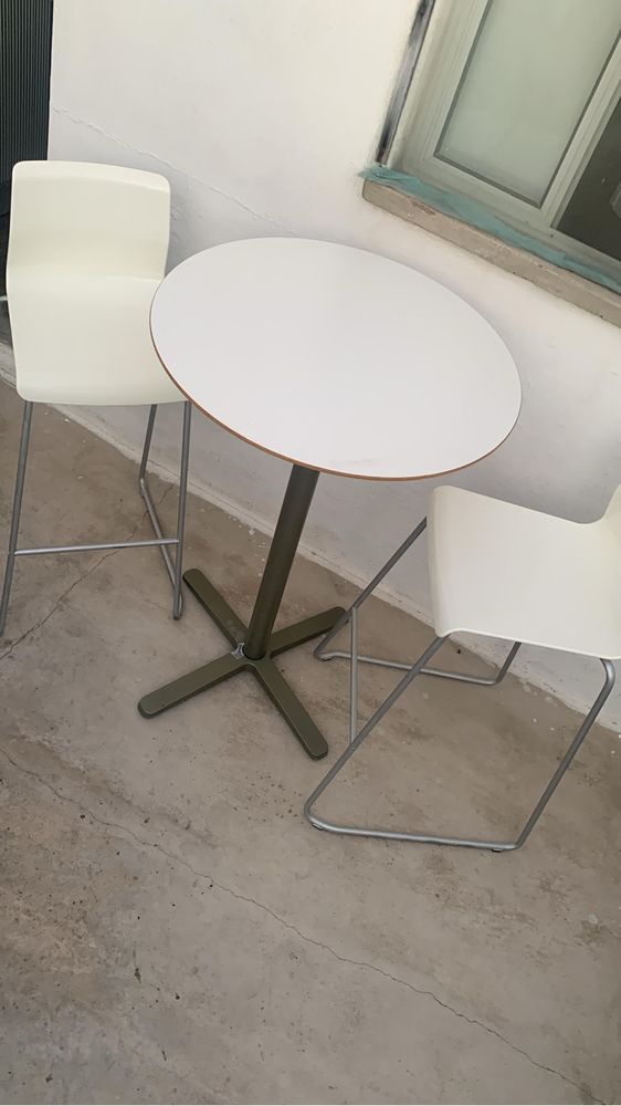 Conjunto de Mesa com 2 cadeiras altas, cor branca com os pés cinzentos
