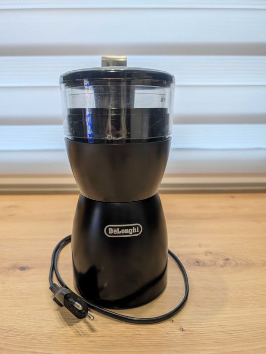 Młynek do kawy DeLonghi z pędzelkiem