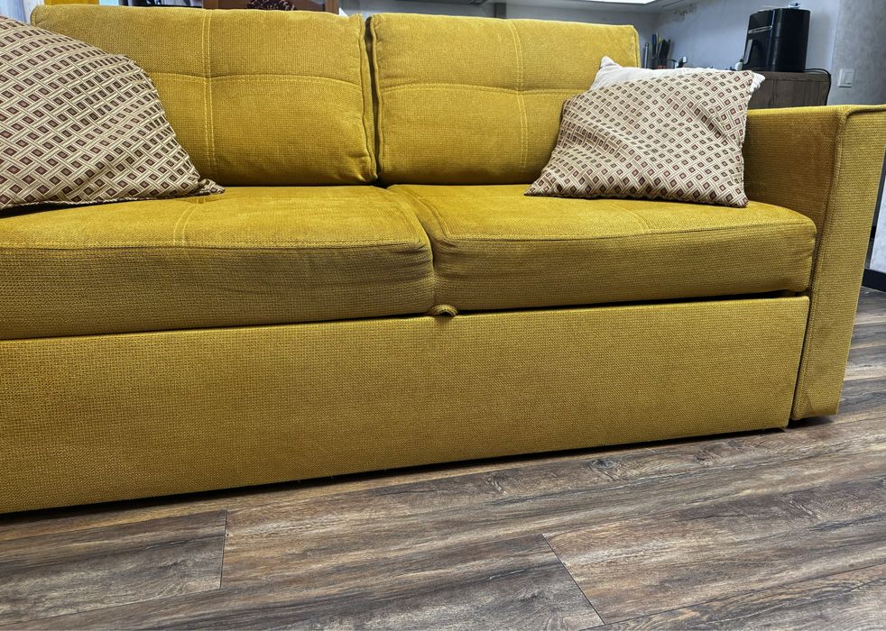 Гірчичний диван-ліжко з рогожки — міцний і зручний