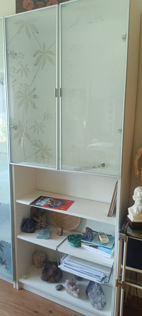 Estante IKEA com portas de vidro