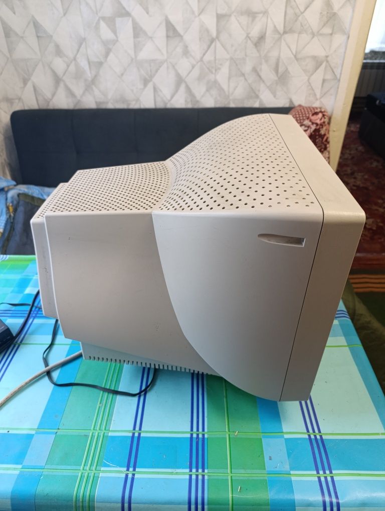 Монитор Philips.  Старого образца.