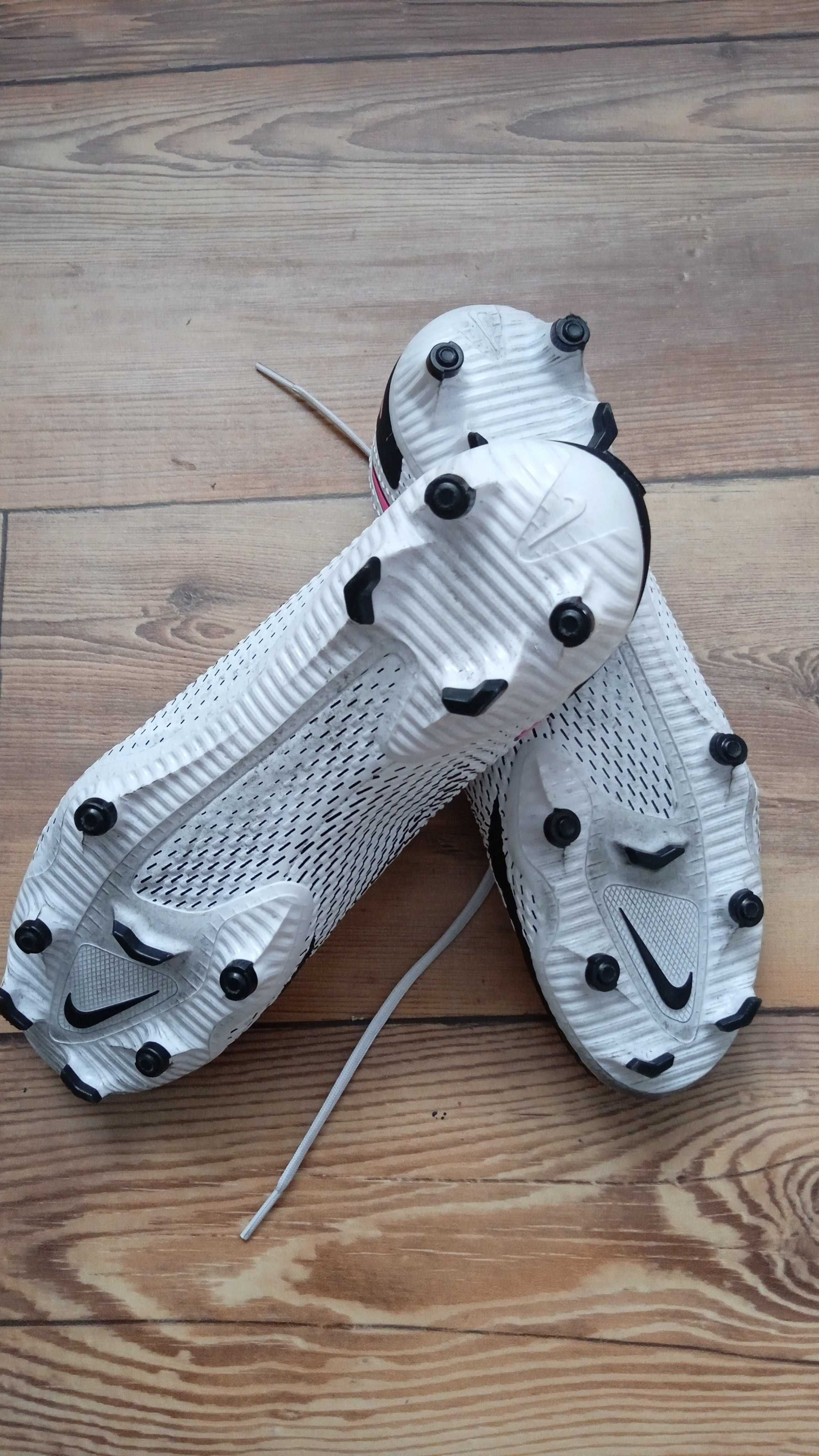 Buty piłkarskie Nike Phantom 42