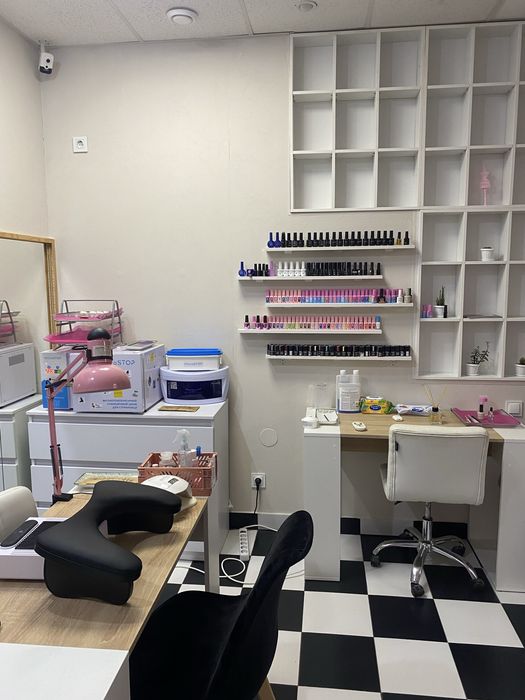Місце для майстра манікюру,  окремий кабінет для лашмейкера,