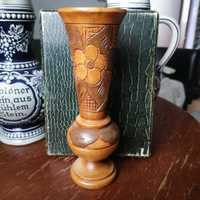 Stary ręcznie robiony drewniany wazon