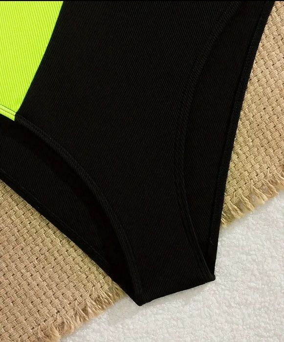 Яркий чёрно салатовый купальник