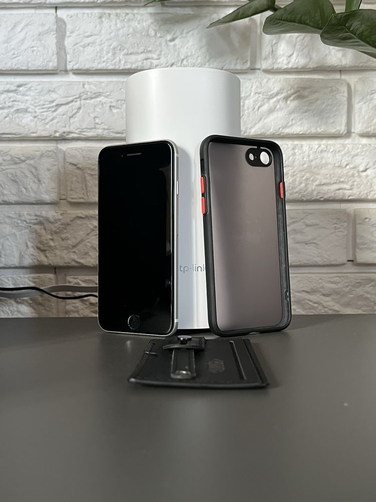 *JAK NOWY* Iphone SE 2020 64gb + etui i portfel na karty GRATIS