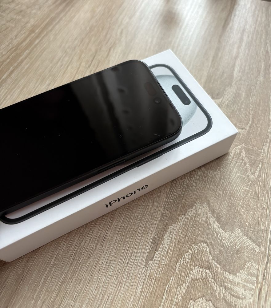 Iphone 15 jak nowy + oryginalny kabel + 10 etui