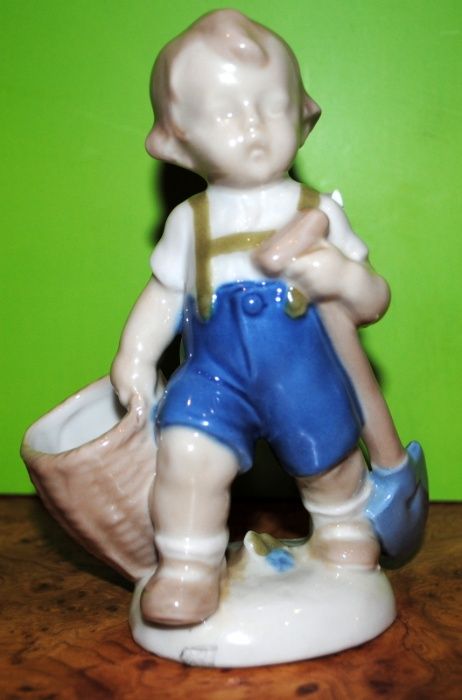 Figurka porcelanowa sygnowana