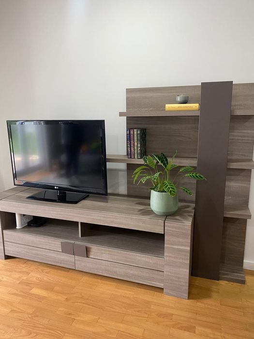 Móvel de TV com estante