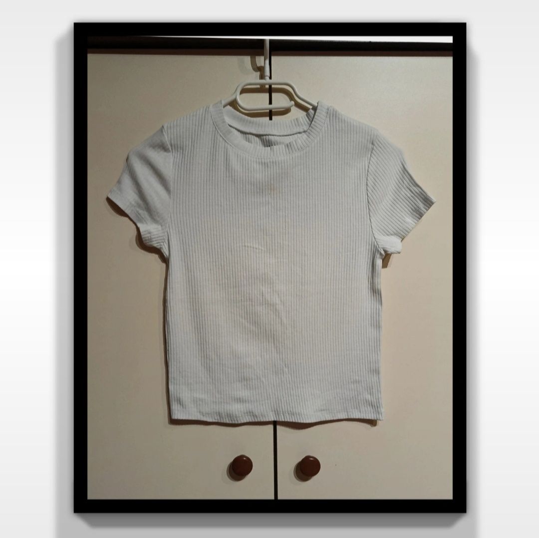 Biała prążkowana koszulka dziewczęca r.146