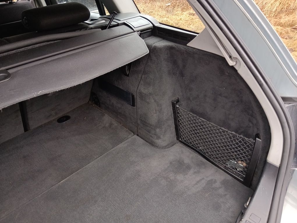 BMW E91 czarne wykończenie bagażnika podłoga boczek dywan plastik baga